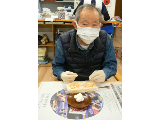 食紅で色をつけた生地を木型に入れていきます♪