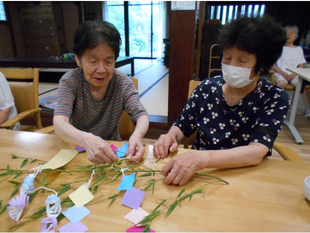 笹に飾り付けをしていきます！