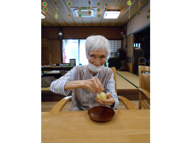 ラップに包んでギュッと形を整えます✋