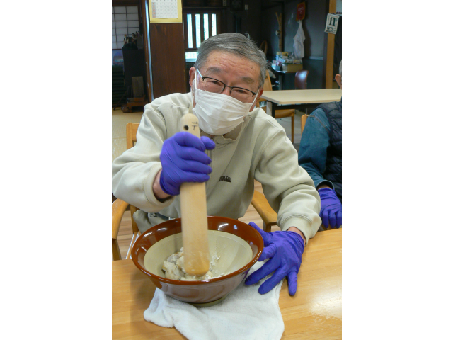 蒸した里芋を潰していきます。