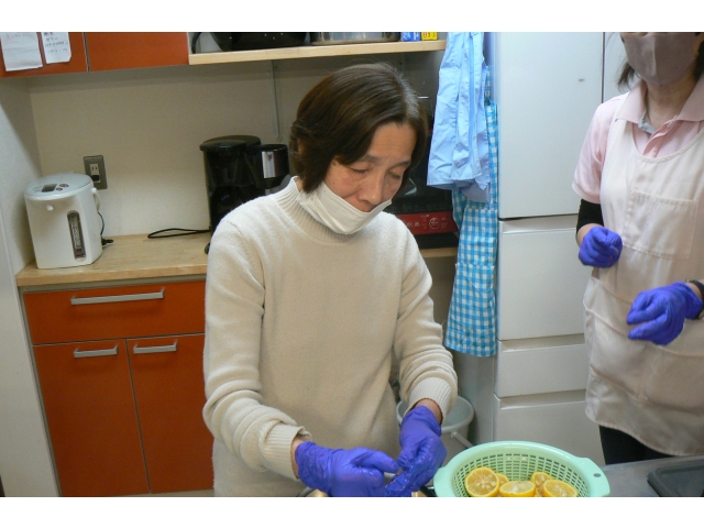 皮を細かく切って、砂糖とぐつぐつ煮込みます🔥