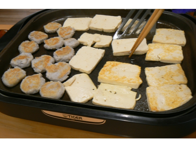 里芋と豆腐をホットプレートで焼いていきます🔥