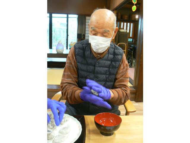 里芋を丸く形成します。