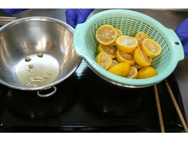 半分に切ったゆずの種を出していきます。