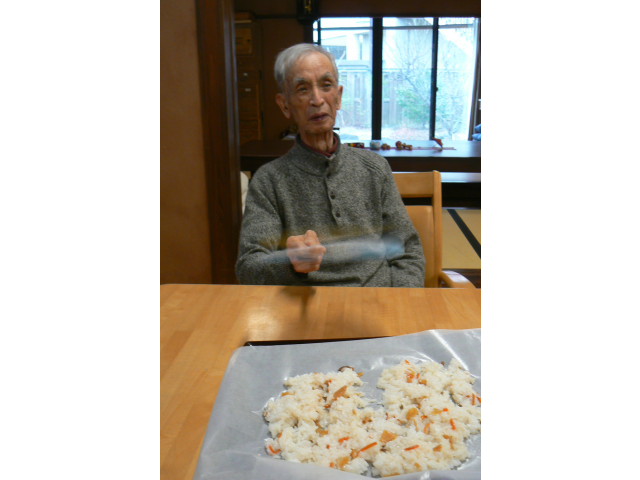 酢飯をパタパタうちわで扇ぎます！