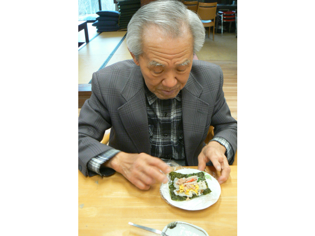 海苔の上にご飯を敷いて、お好きな具材を乗せます♪
