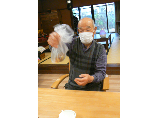 袋を振って味付けをします。