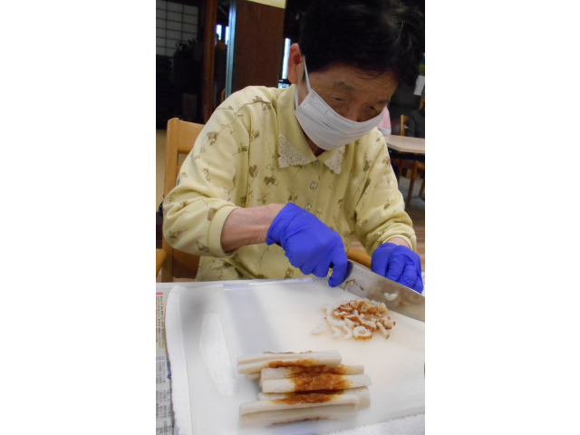 野菜を切ってます。