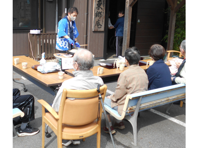 皆様見守りの焼きそばを焼きます！