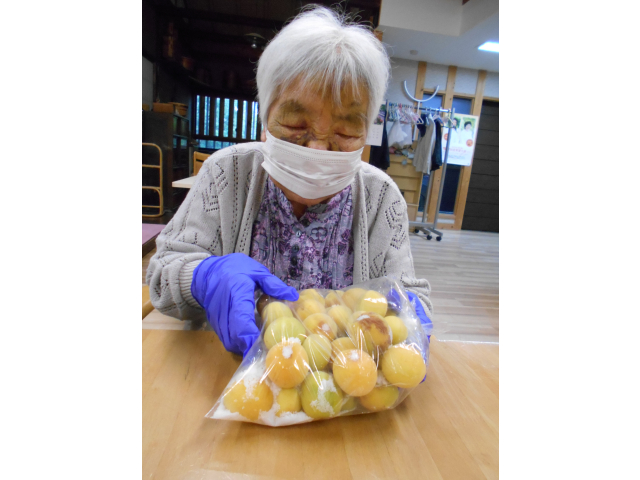 梅と塩をよく混ぜます。