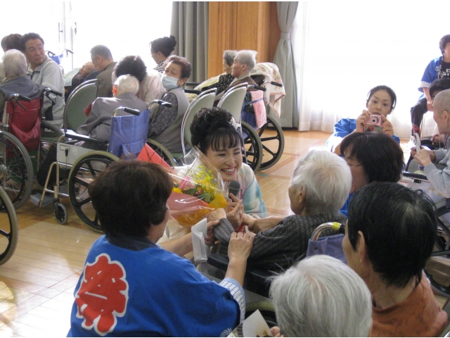 最高齢の利用者様から花束贈呈