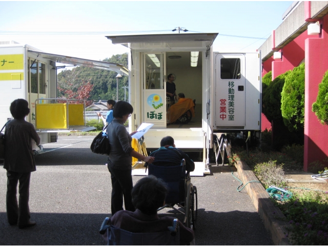 移動理美容車体験コーナー