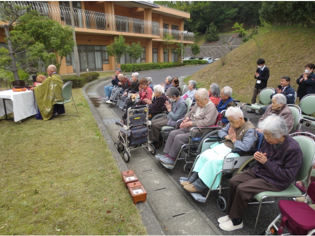 皆で手を合わせて