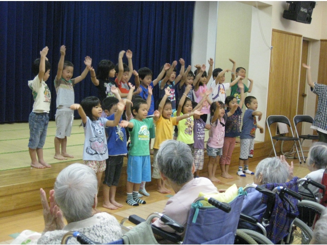 カタツムリ
で～んでん　む～しむし