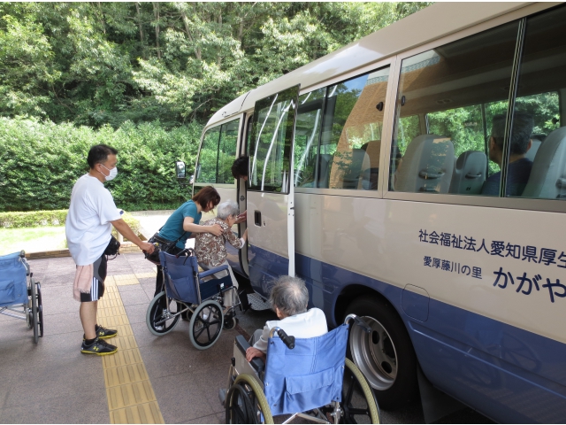 順番に乗り込みます