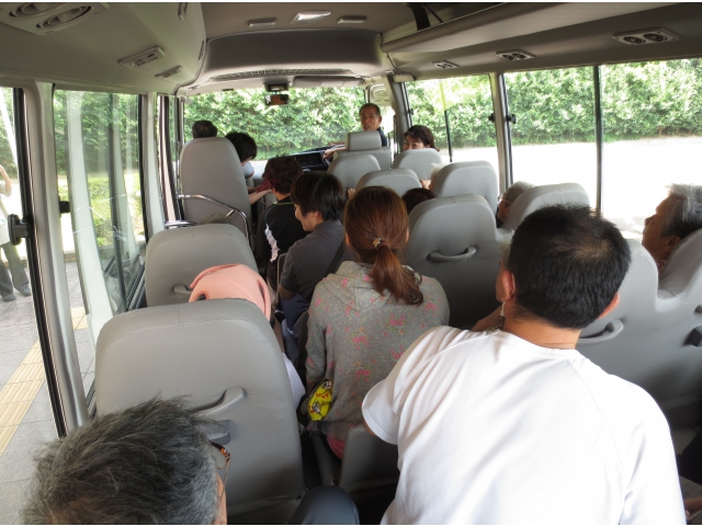 バスの中は満員です