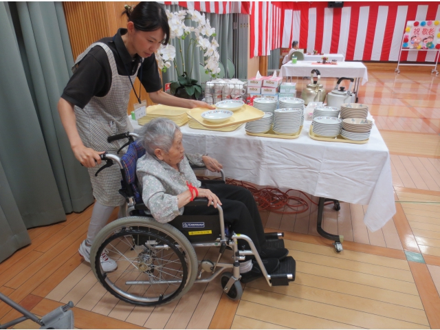 入口でトレイを持ってバイキングへ