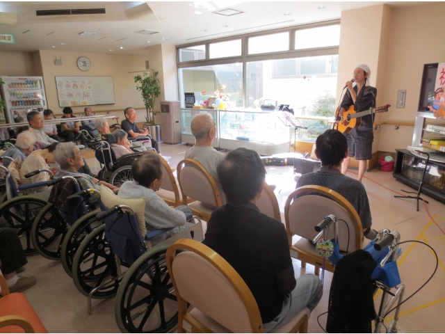 上手な歌声に聞き入っていました