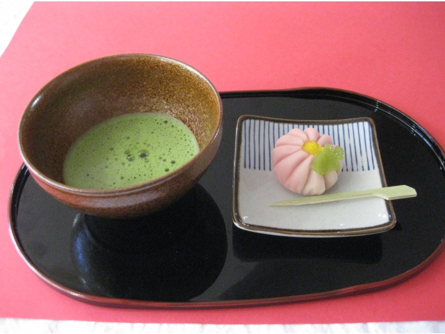 本日のお菓子です。
栄養士命名「コスモス饅頭」です。