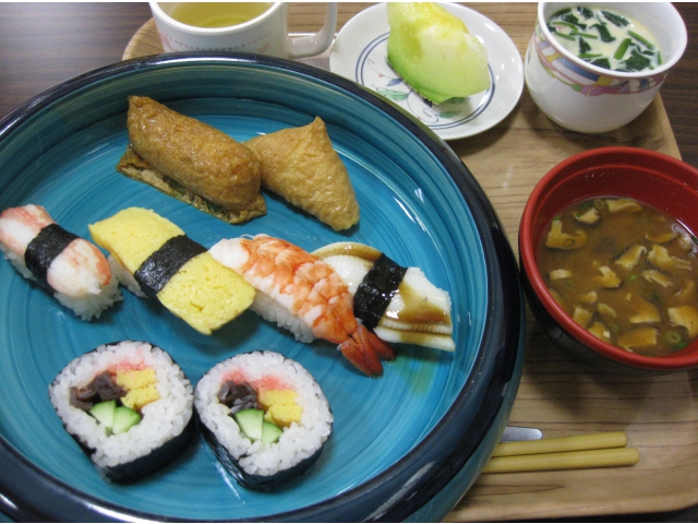 今日のお昼です。
美味しそうですねぇ。
みなさん、いっぱい食べて下さいね！