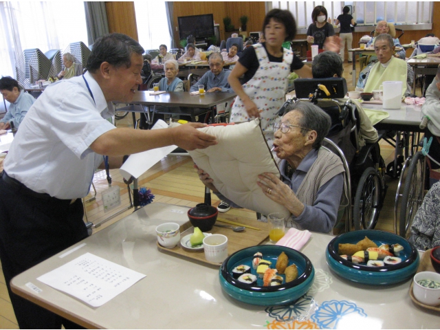 今日の誕生会で、なんと「数えで100歳」になられましたＭさんです。
お元気に歩くこともできます。
すばらしいですね。おめでとうございます。