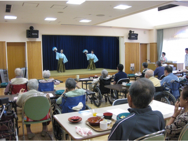 今日の慰問は踊りです。
お着物もしぐさも、お綺麗ですね。