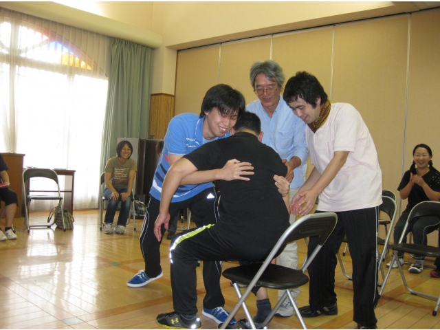 実際にトランスファーです。利用者さん役は右足麻痺です。