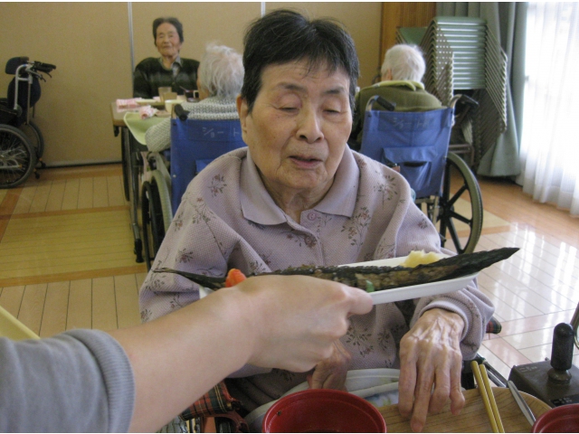 はい、焼きたてですよ。
利用者さん、お一人ずつ焼きたてを渡します。
