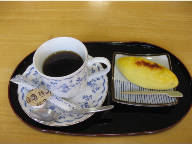 本日のメニューは、スイートポテト。
飲み物は、コーヒー、お抹茶、100％のオレンジジュースですよ。