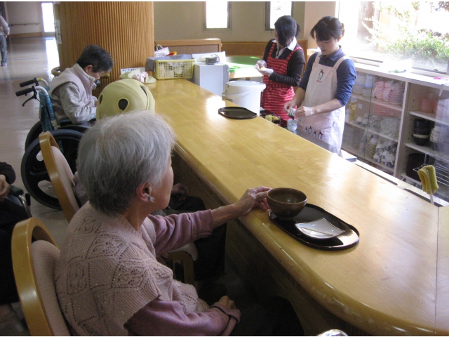 カウンターに並んでお話しながらもいいですね（8分音符）