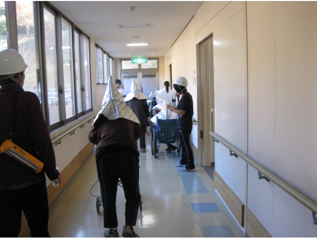 防災頭巾を被り、安全に非難します。