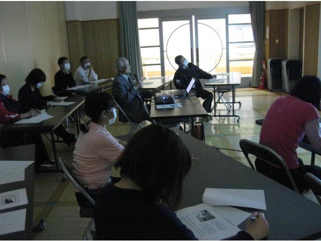 パワーポイントを使用し、説明を受けます。