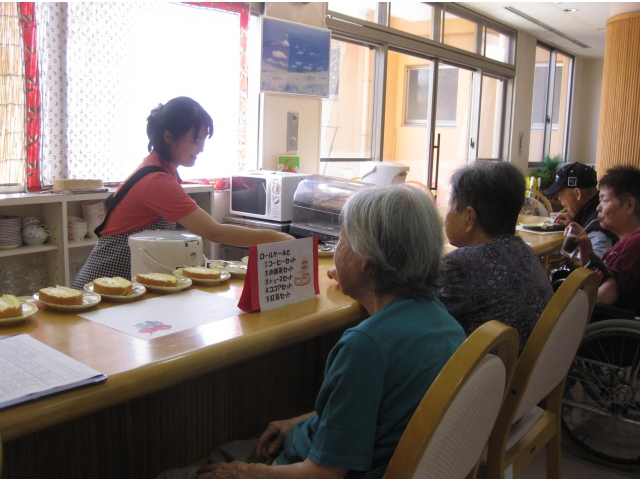 「私コーヒー。」「私ジュース。」カウンター内は大忙しです。