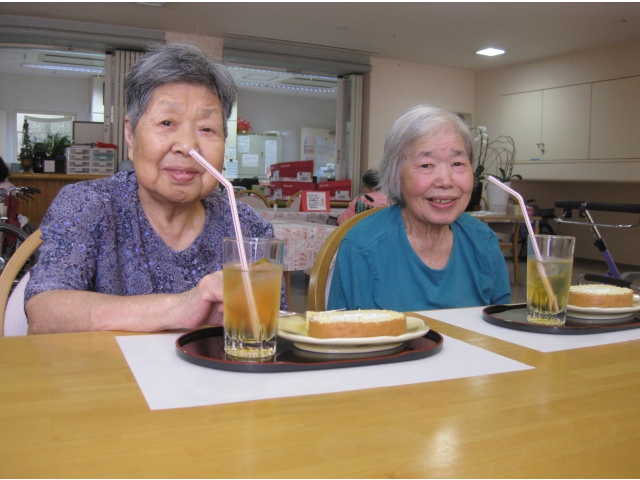 仲良く並んで、お話にも花が咲きます。