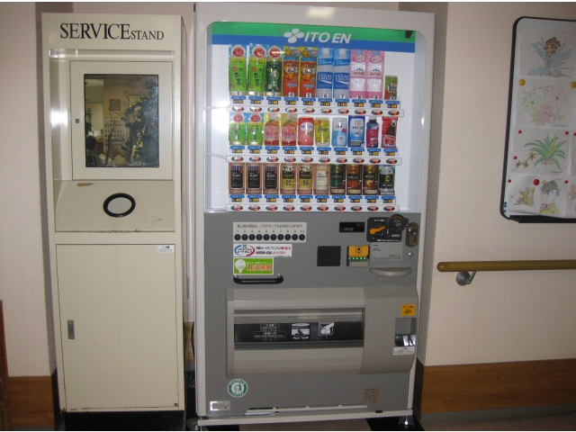 今回の自動販売機は、車いすからも購入できます（8分音符）