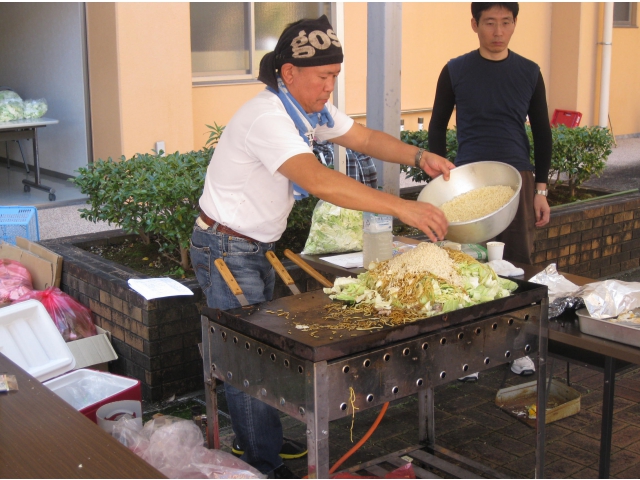 職員手作りの焼きそばです。
みんな必死に作成してます！
