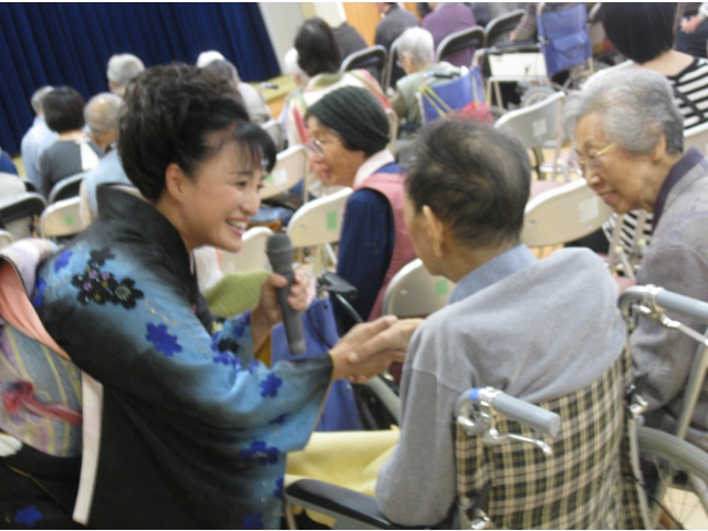 利用者さまも、握手していただき、皆さんニコニコ（8分音符）