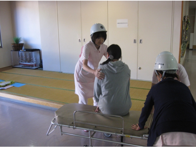 負傷者発見！
状況確認し、担架にて移乗します。