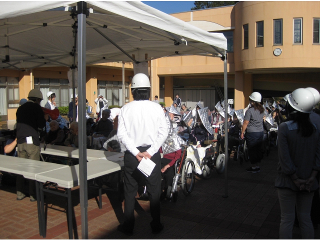 ぞくぞくと避難所に集まってきます。