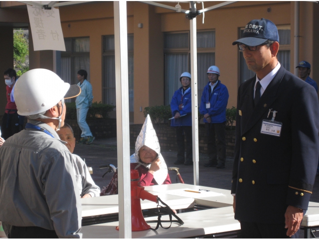 避難完了。対策本部長が消防署長へ報告。