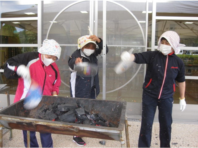 炭おこし！必死に頑張っています。
