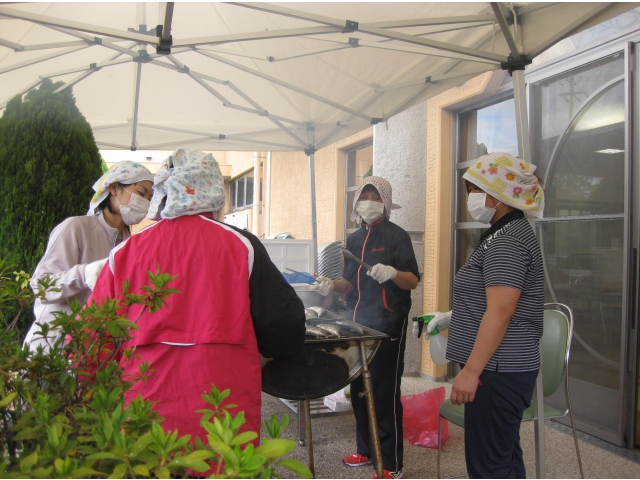 本日65匹ほどのサンマを焼いております。