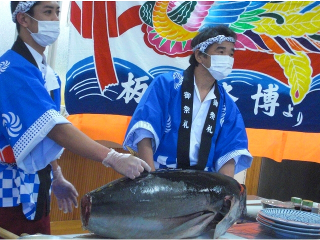 今年のマグロは
「３２キロの大マグロ！」