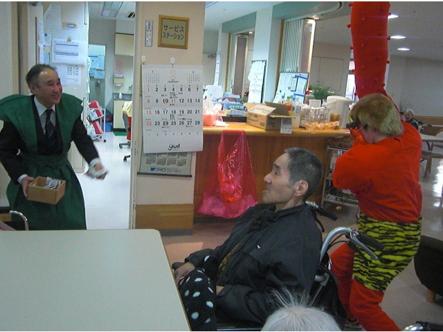 鬼は外～。
豆をまきますよ。