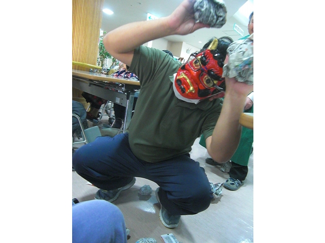 「うわぁ、助けて～。。」
豆がとんできます。