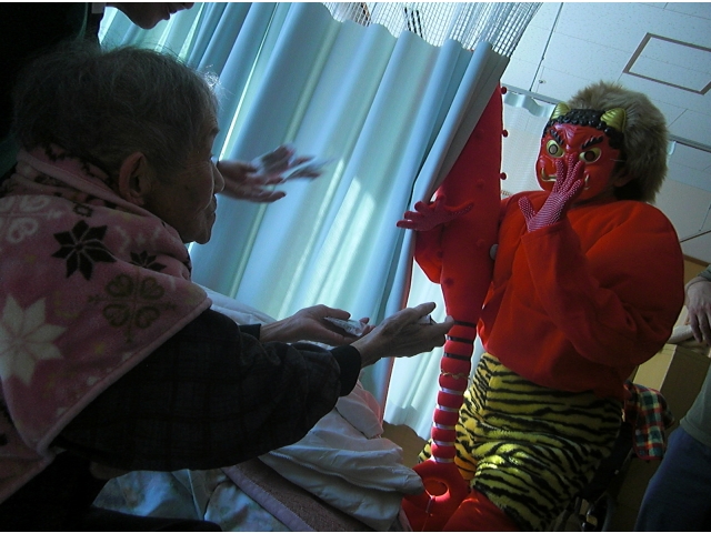 「鬼は外～」
居室でも元気な声が響きました。