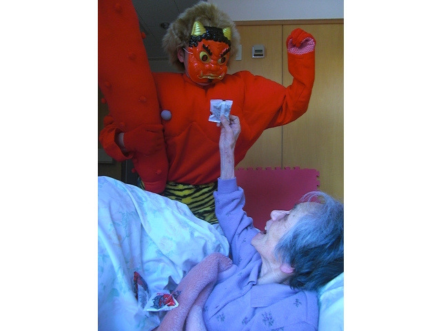 元気に豆まき！
「うわ～たまらん！」鬼も降参です。