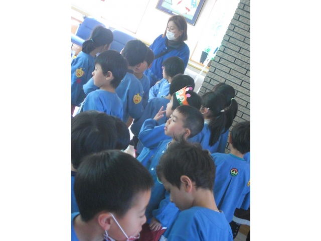 園児さんが舞台へあがる前。ドキドキですね。