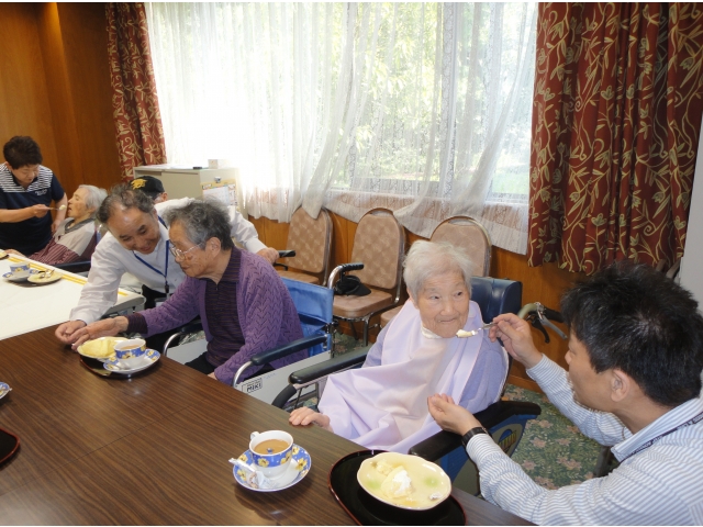 ケーキ＆コーヒー、
とってもおいしい（8分音符）