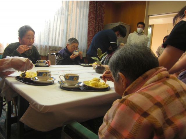 『おいしいねぇ』
『うん、おいしいねぇ』